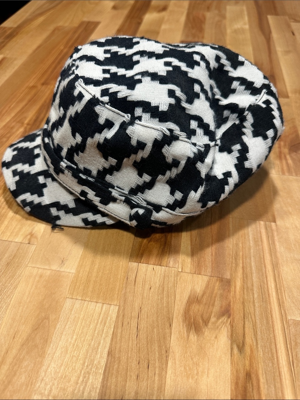 D&Y Black and White Houndstooth Cap